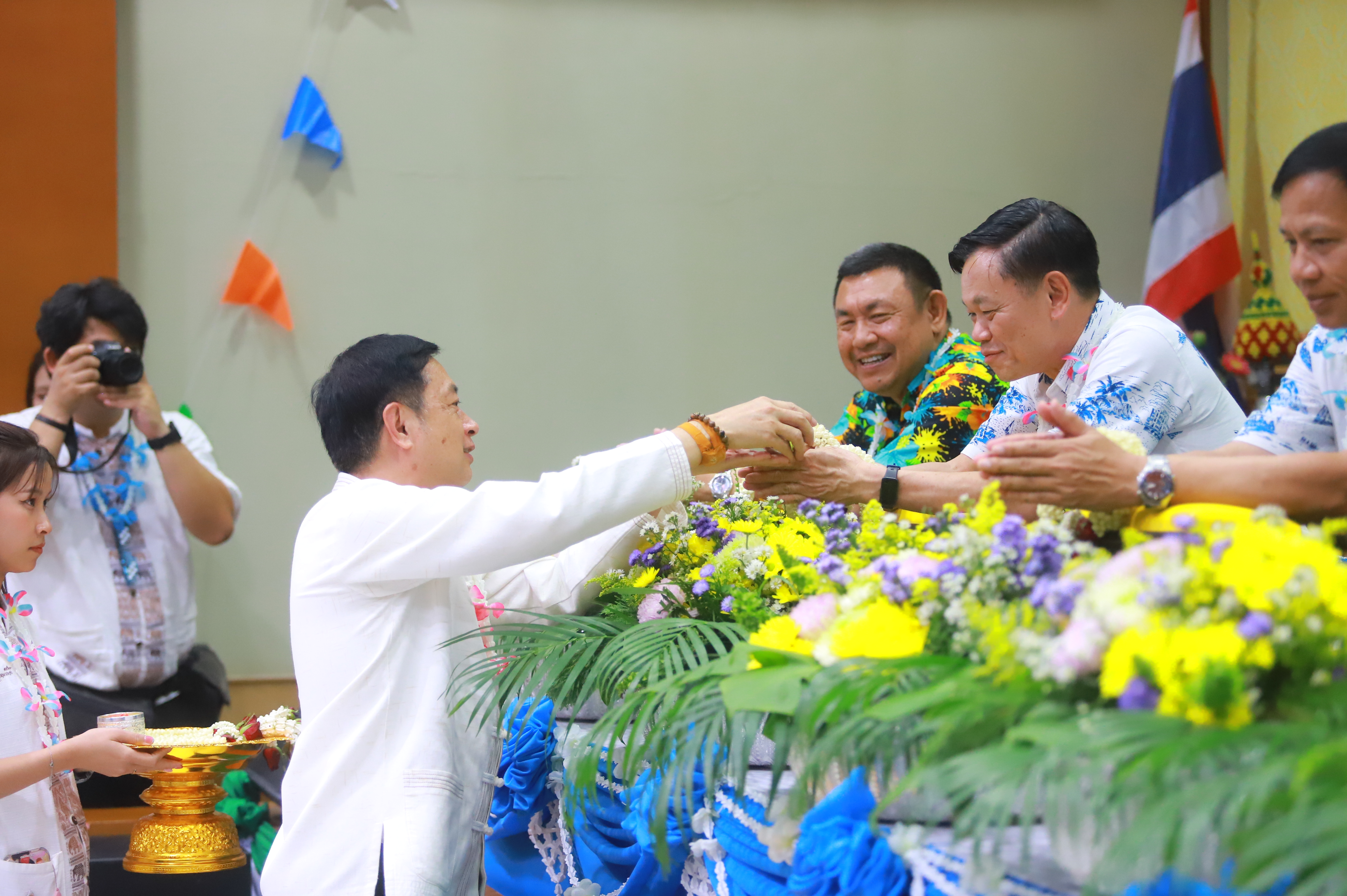 title - ชุ่มฉ่ำ! ชาว ส.ป.ก. ร่วมสรงน้ำพระพุทธรูป และรดน้ำขอพรผู้บริหาร เนื่องในประเพณีวันสงกรานต์ ประจำปี 2569 บรรยากาศเต็มไปด้วยความชื่นมื่นชุ่มฉ่ำ